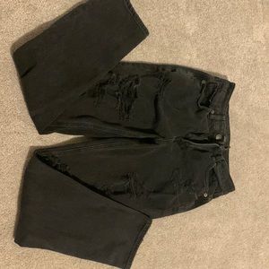 Black American Eagle ripped mom jeans